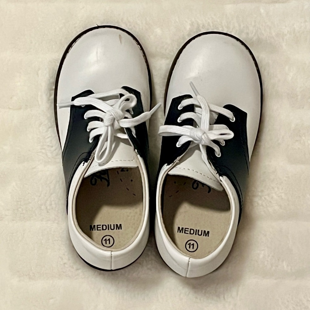FootMates Navy and White Leather Saddle Shoes, size 11
